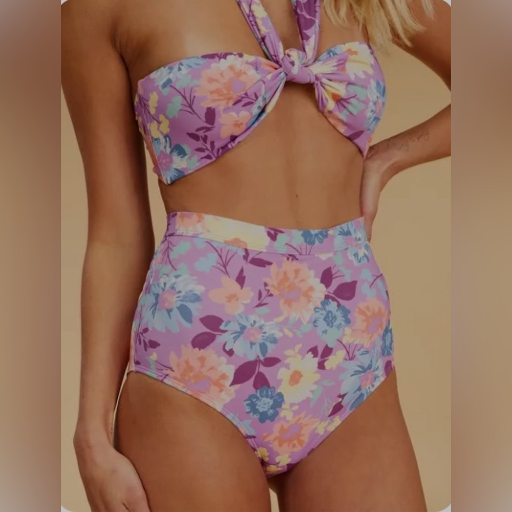 Billabong Salty Blonde x Halleys Garden
Bikini and crop top